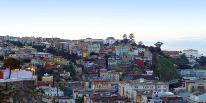 Die chilenische Hafenstadt Valparaíso und ihre "Cerros" (bunte Holzhäuser in den Hügeln)
